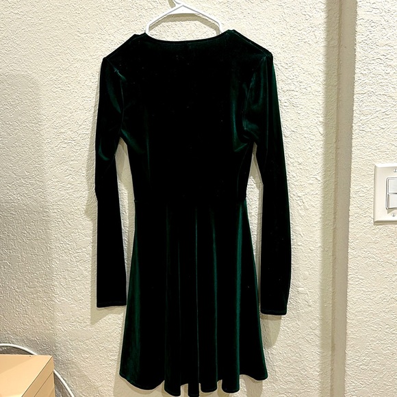 Beautiful Green velvet dress - Picture 5 of 6